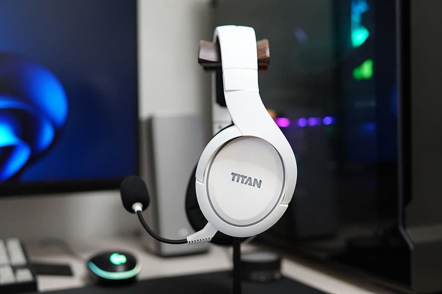 WH6 Korea OEM gaming headset case study desktop use scene