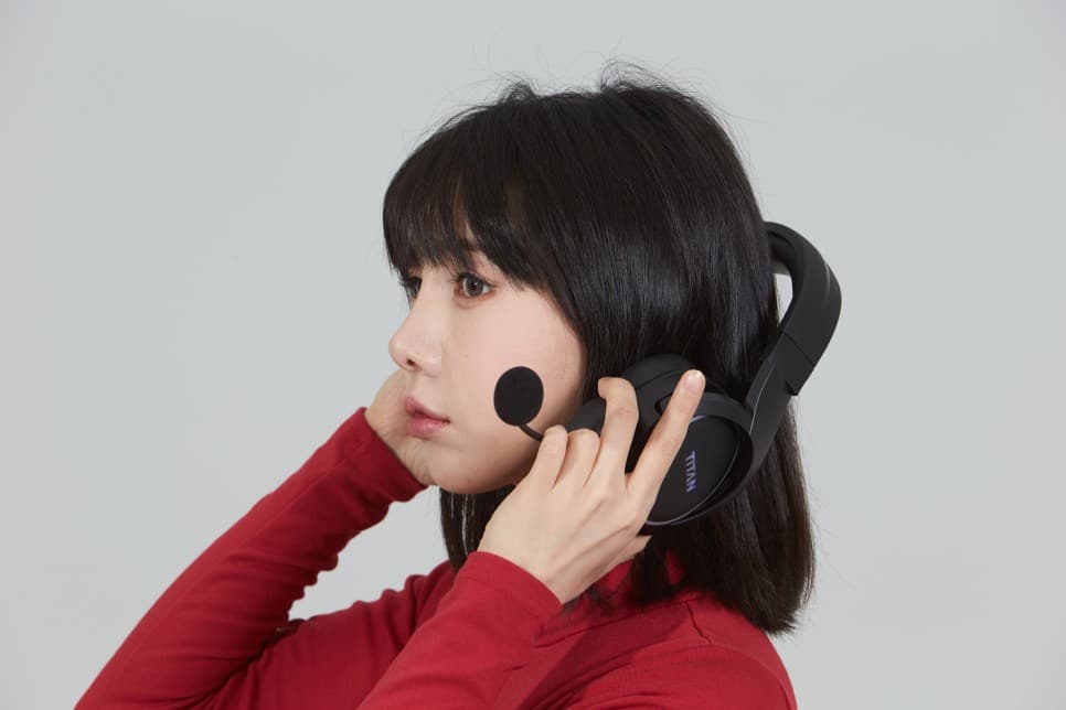 WH6 Korea OEM gaming headset case study wearing and microphone test