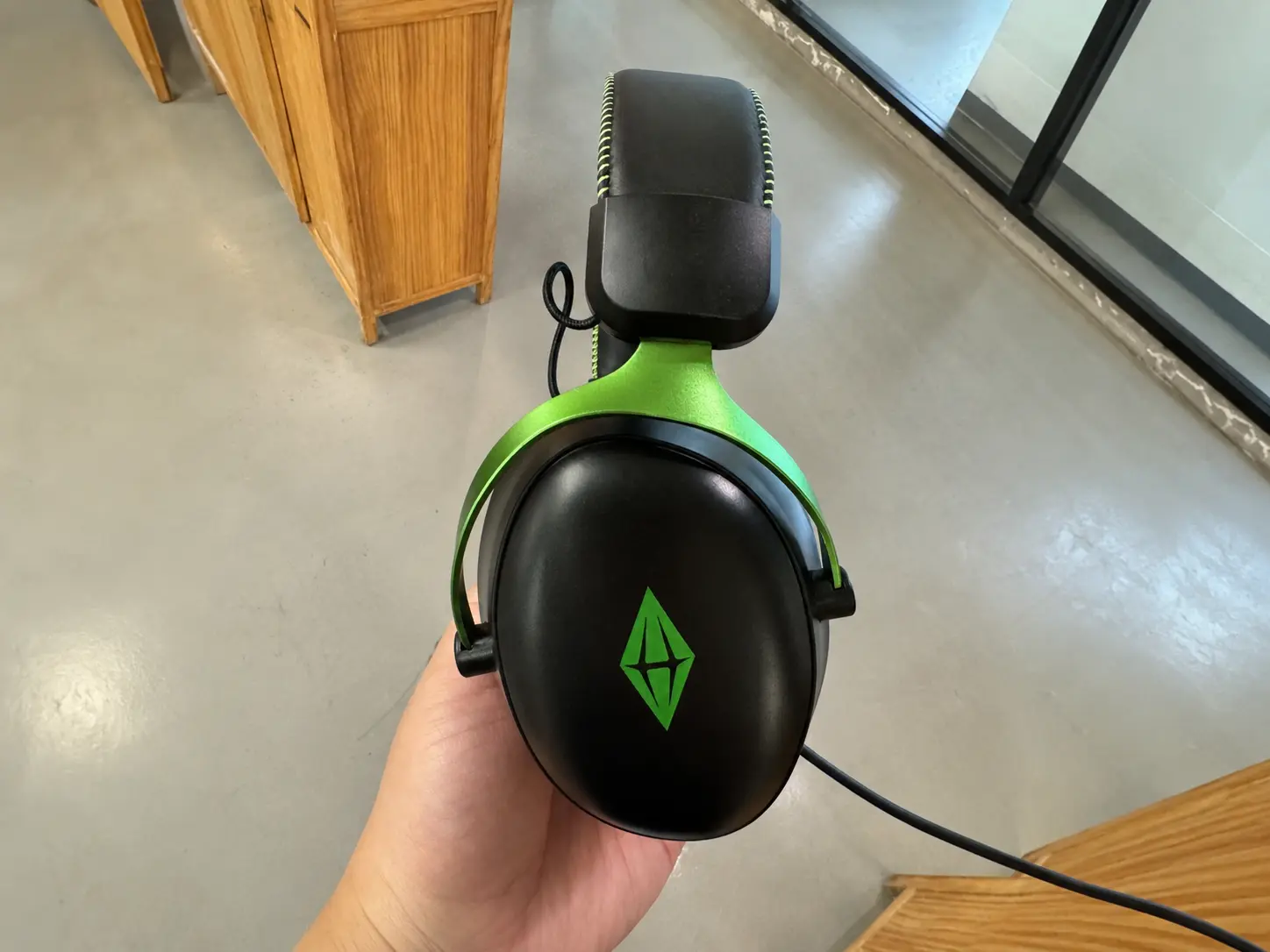 G938 China OEM gaming headset case study green black logo earcup view