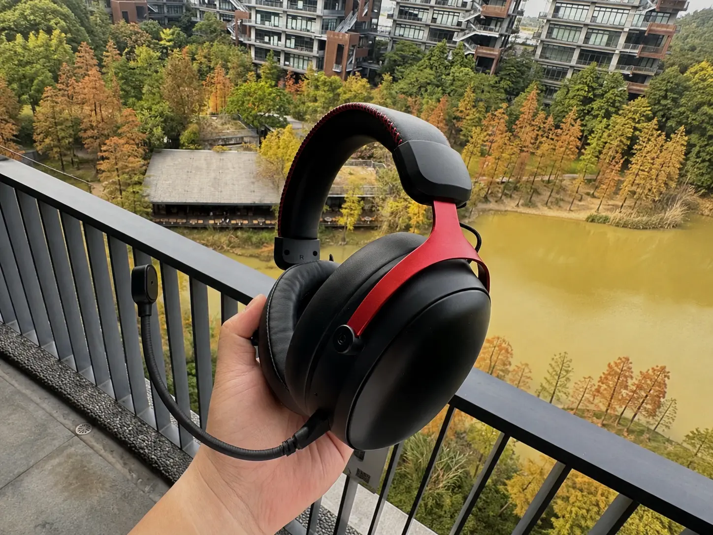 G938 China OEM gaming headset case study red black wireless headset outdoor product view