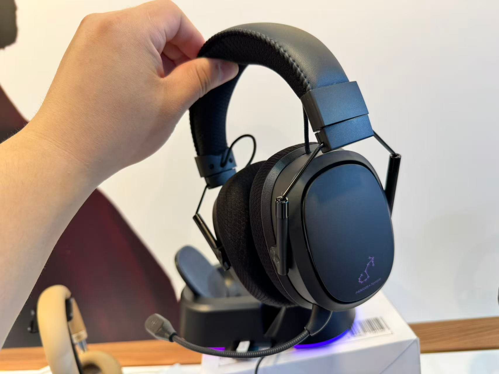 G946 USA OEM gaming headset case study white wireless headset product view
