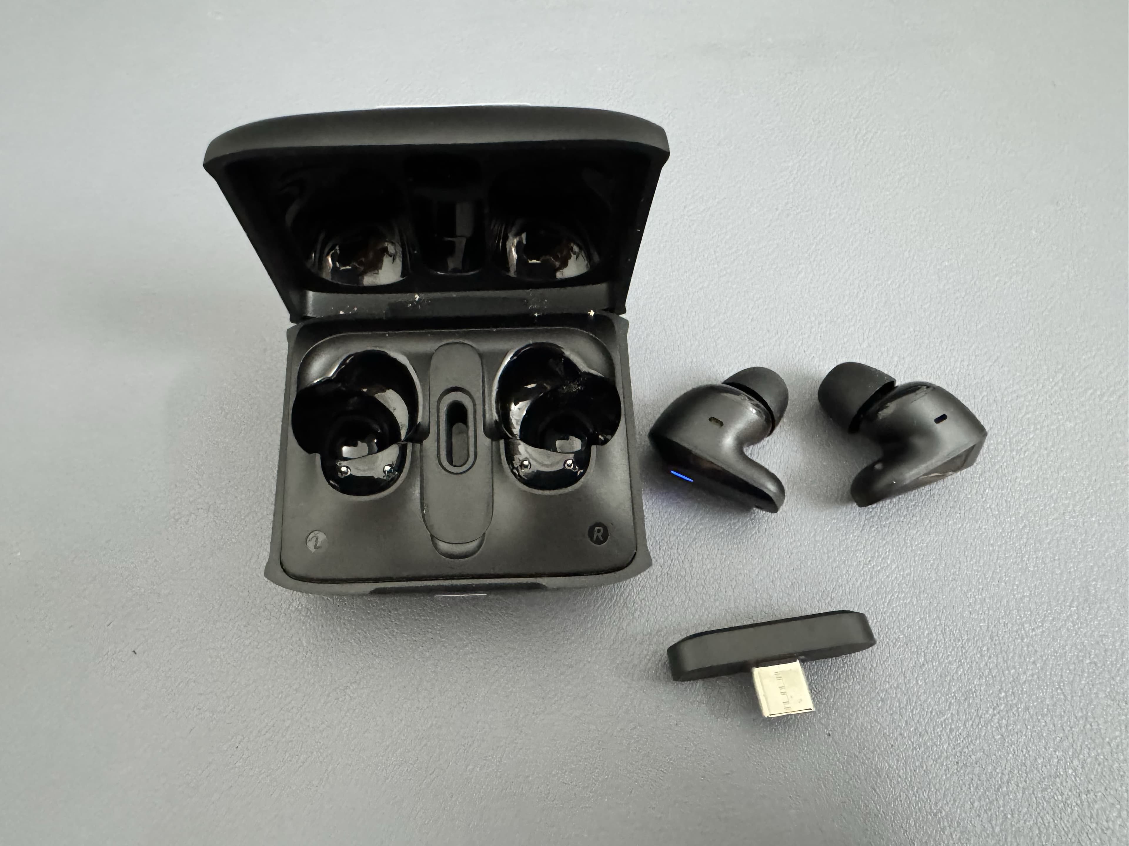 GE5 Korea OEM gaming TWS earbuds case study black earbuds with Type-C 2.4G dongle