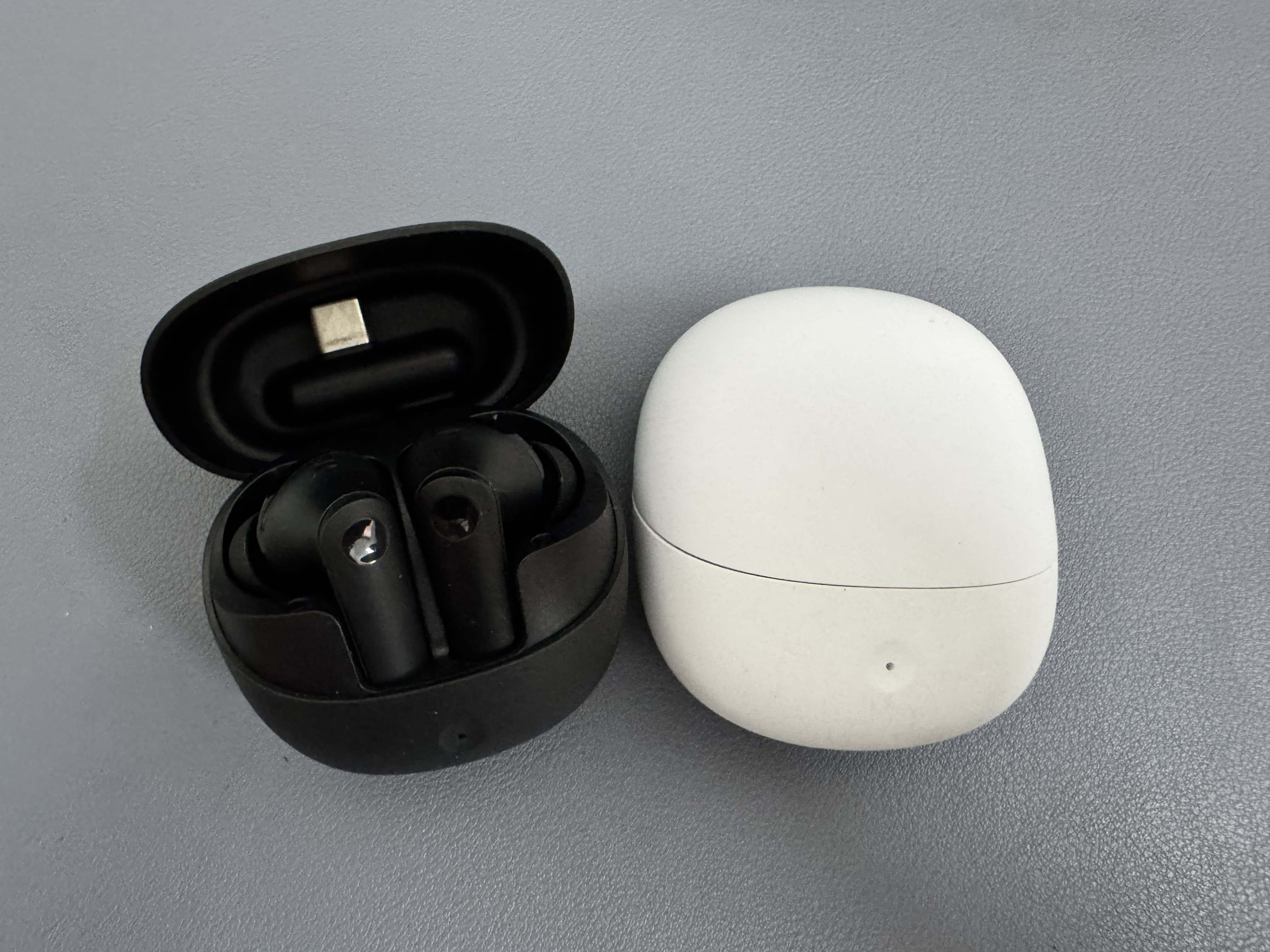 GE3 Korea OEM black and white gaming TWS earbuds charging cases for OQC inspection