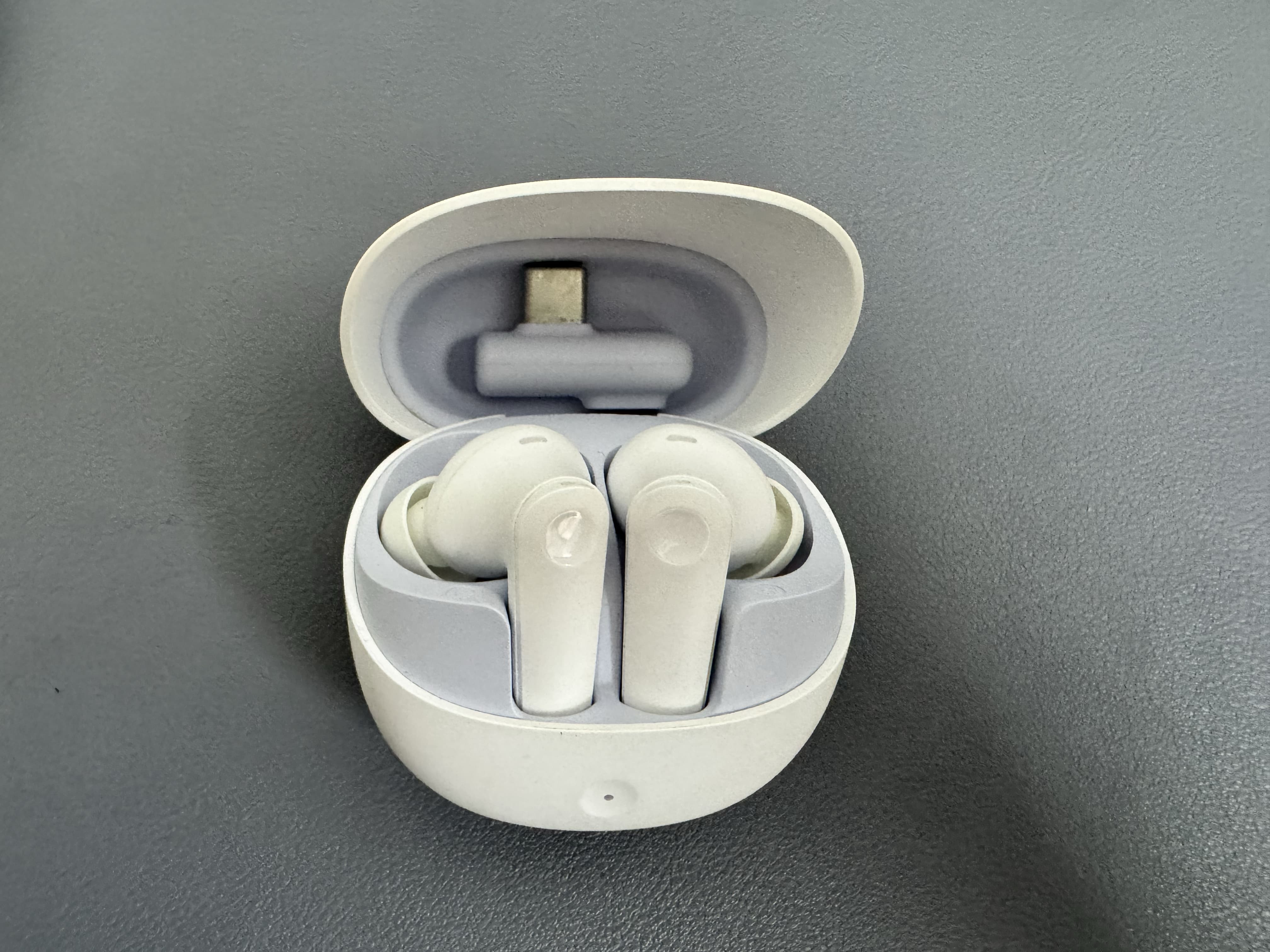 GE3 white gaming TWS earbuds open charging case for charging and cosmetic inspection